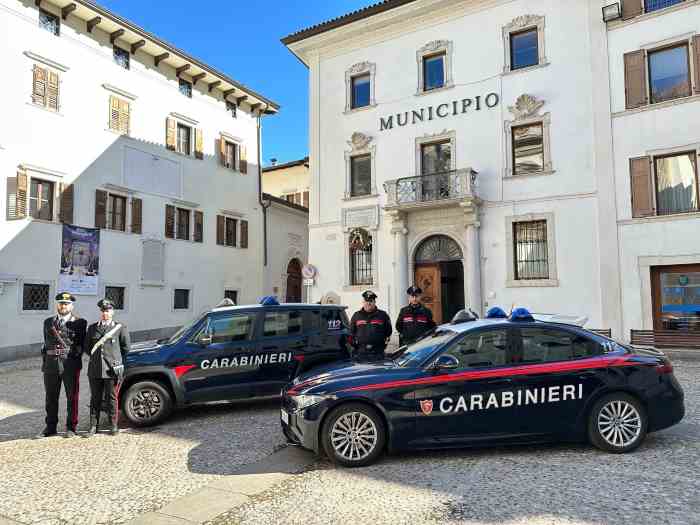 CRONACA - Ala, sfonda la porta di una tabaccheria per rubare sigarette