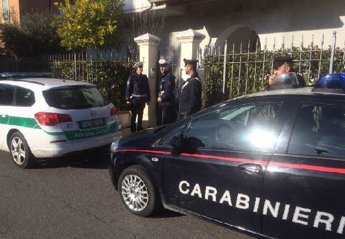 CRONACA - Non si ferma all'alt della polizia a Endine, investe agente  e fugge