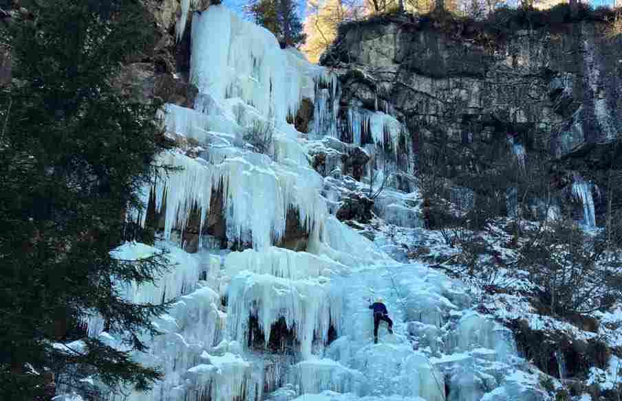 TRENTINO - Val di Fassa: precipita da una cascata, grave 24enne