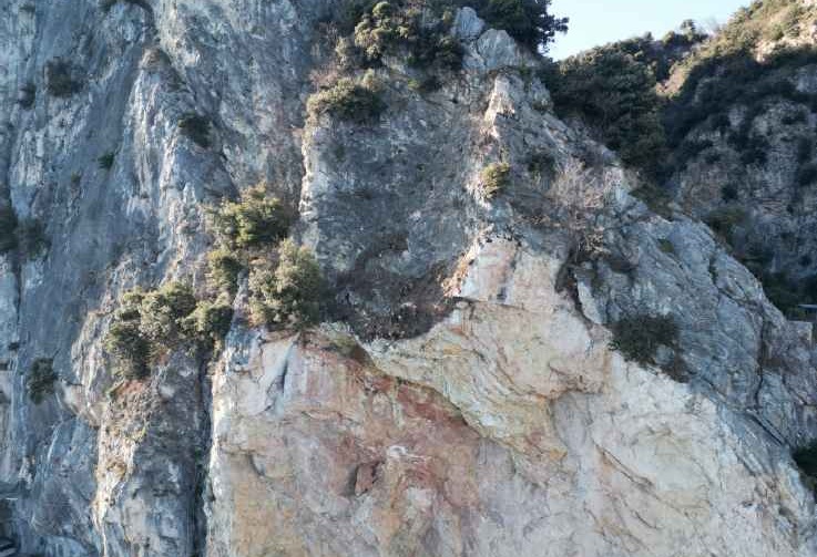 GARDA - Strada della Forra: fatto brillare uno sperone roccioso