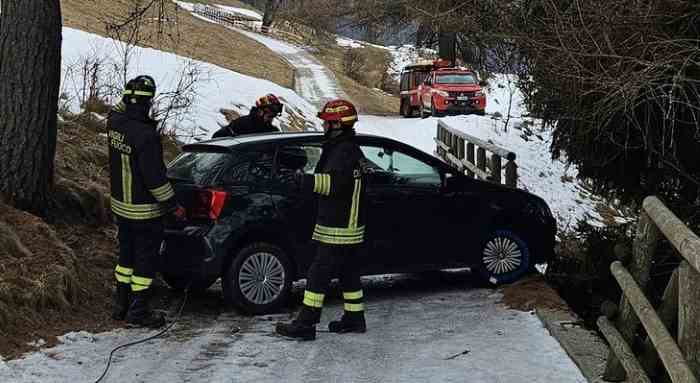 VALLE CAMONICA - Recuperata dai vigili del fuoco una vettura in Val Canè