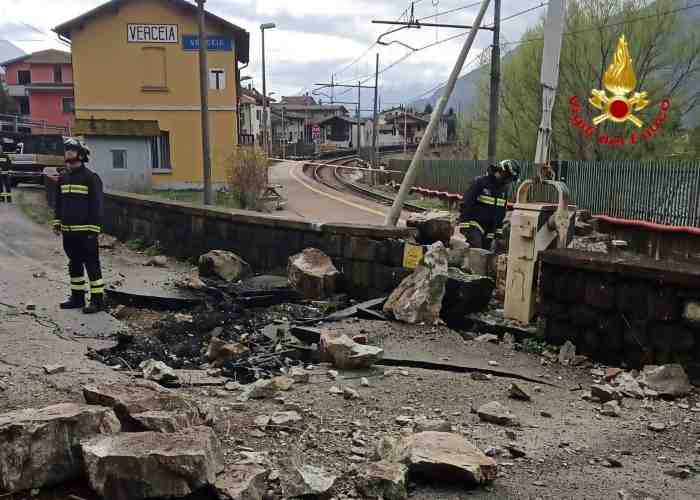 VALCHIAVENNA - Paura a Verceia, massi finiscono su strada e ferrovia