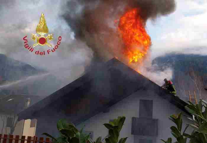 VALLE CAMONICA - Devastante incendio in una casa di Temù