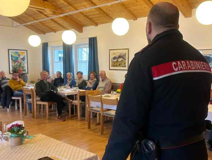 ATTUALITÀ - I carabinieri di Appiano incontrano gli anziani